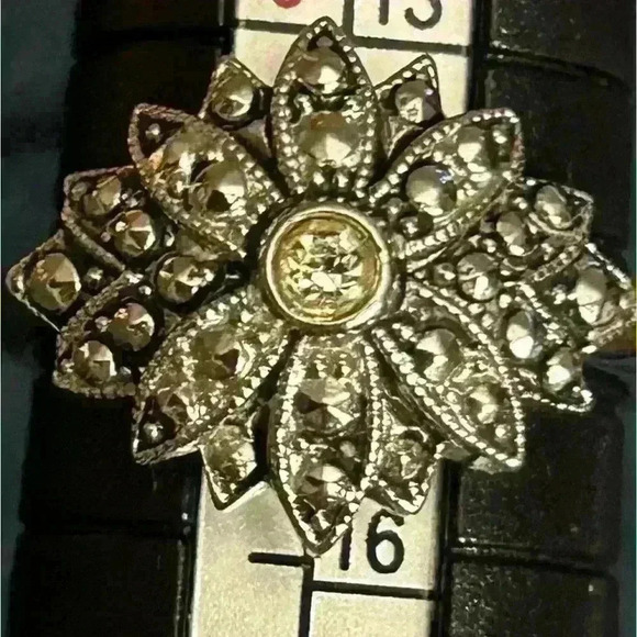 Daisy faceted silver tone ring - Picture 3 of 3